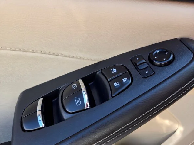 Used 2023 White Nissan Platinum image 36