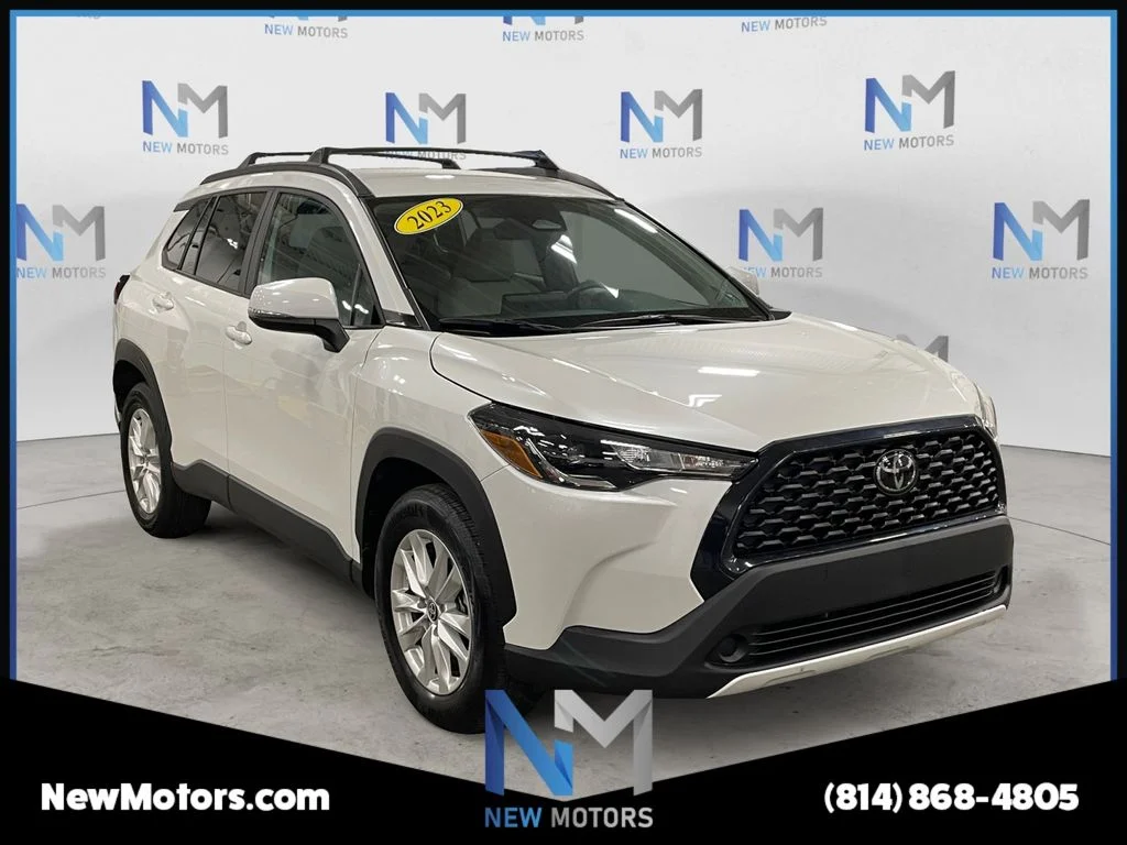 Used 2023 Pearl Toyota LE image 7