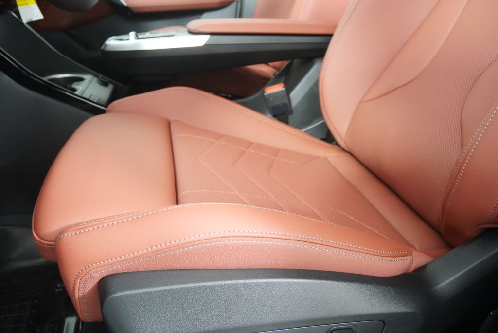 New 2026 Mineral White Metallic BMW xDrive28i image 9