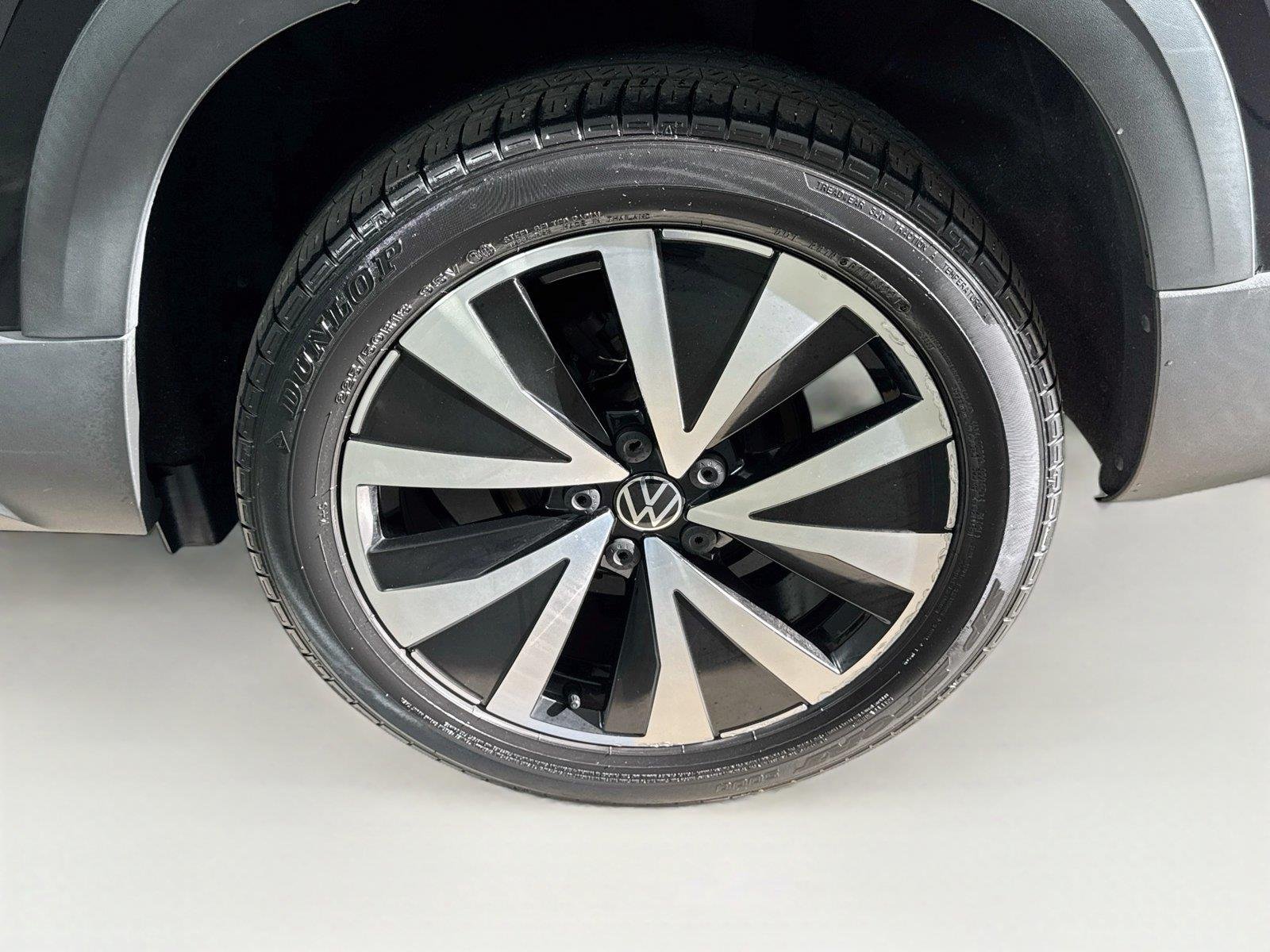 Used 2022 Deep Black Pearl Volkswagen SE image 30