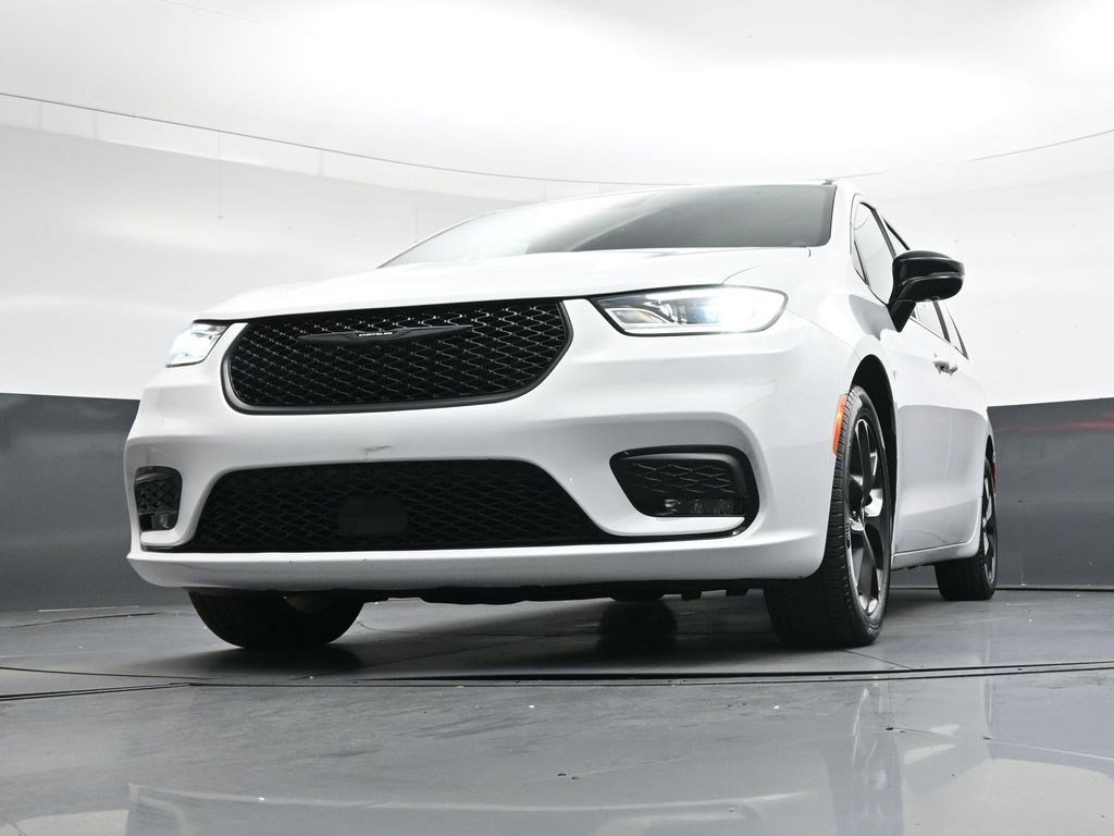 Used 2025 Bright White Clearcoat Chrysler Limited image 41