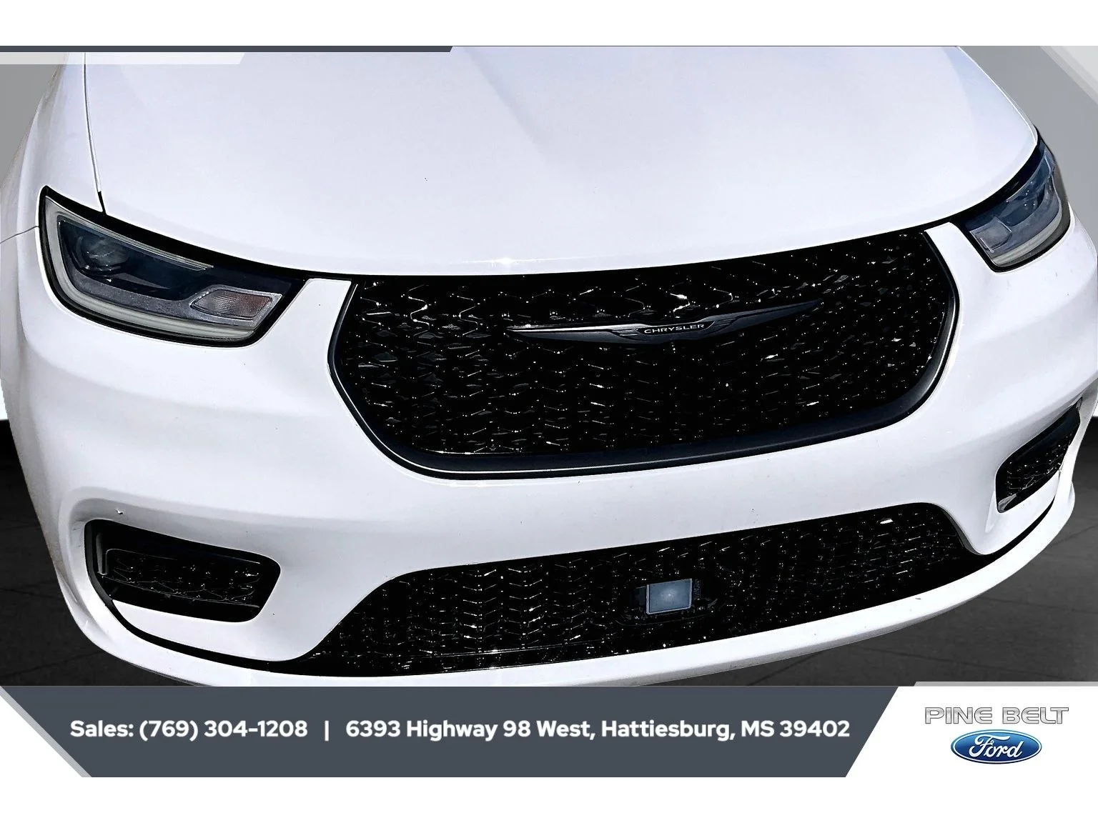 Used 2025 Bright White Clearcoat Chrysler Limited image 22