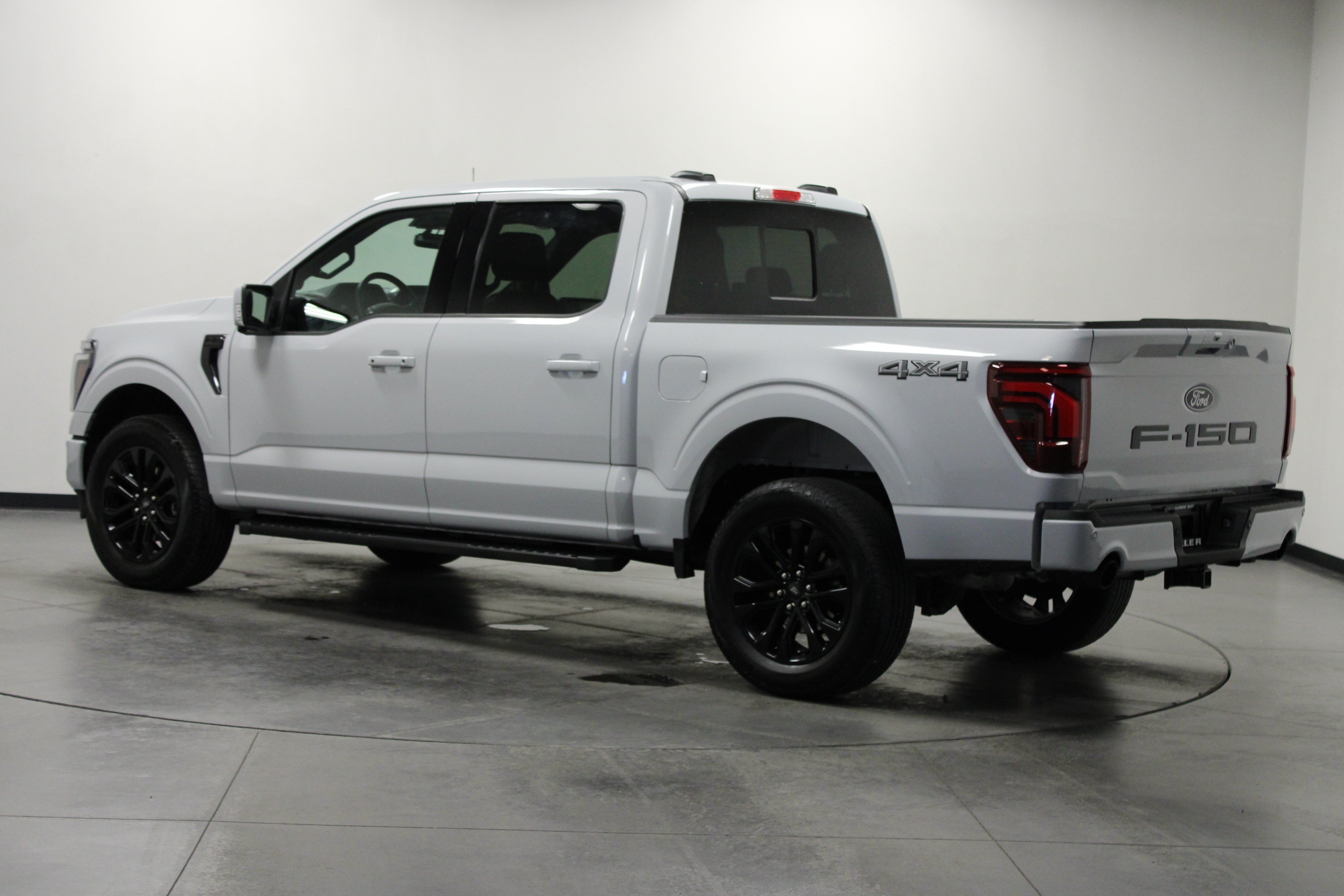 Used 2025 Space White Metallic Ford LARIAT image 6