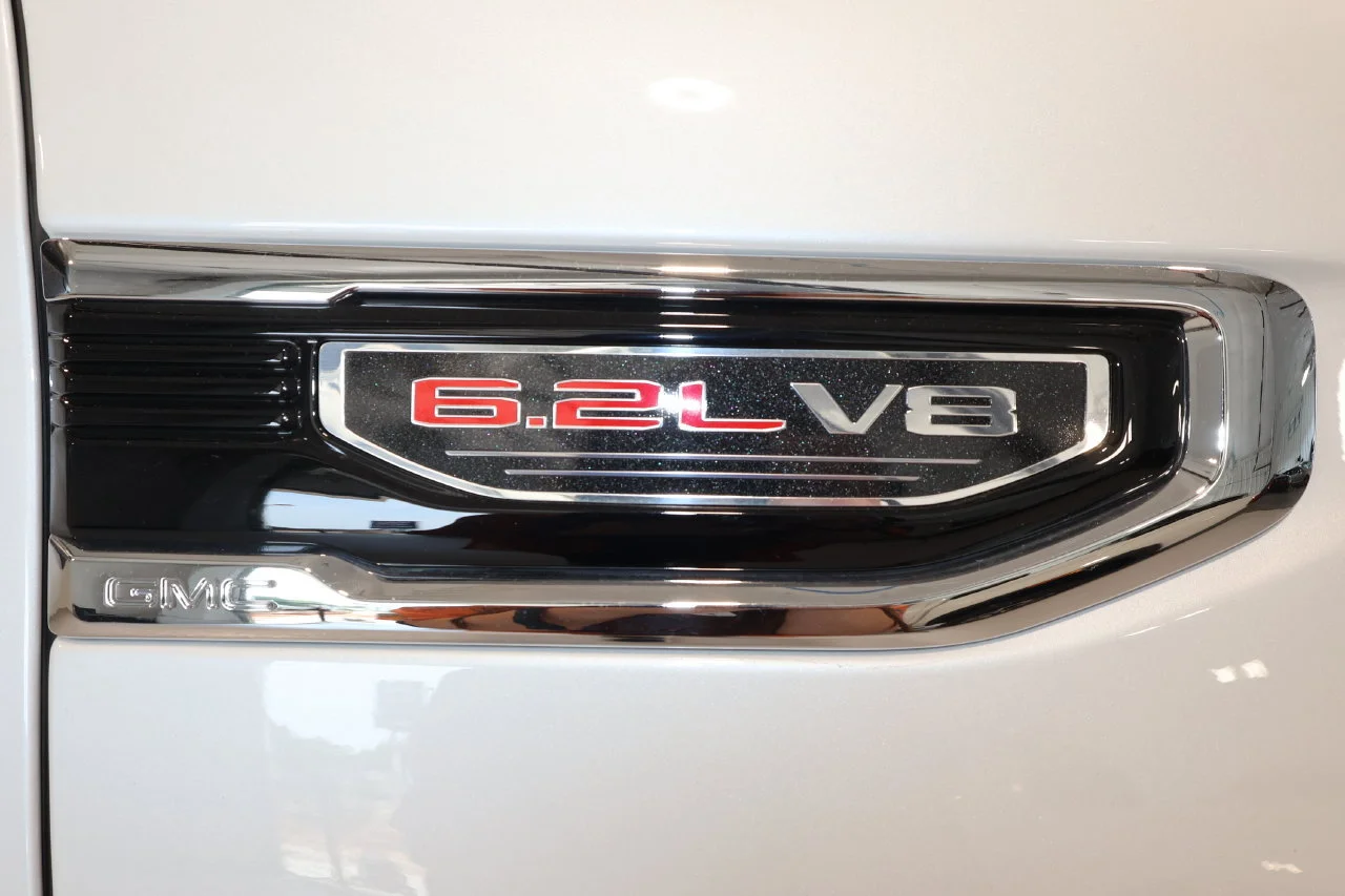 Used 2025 White Frost Tricoat GMC Denali image 36