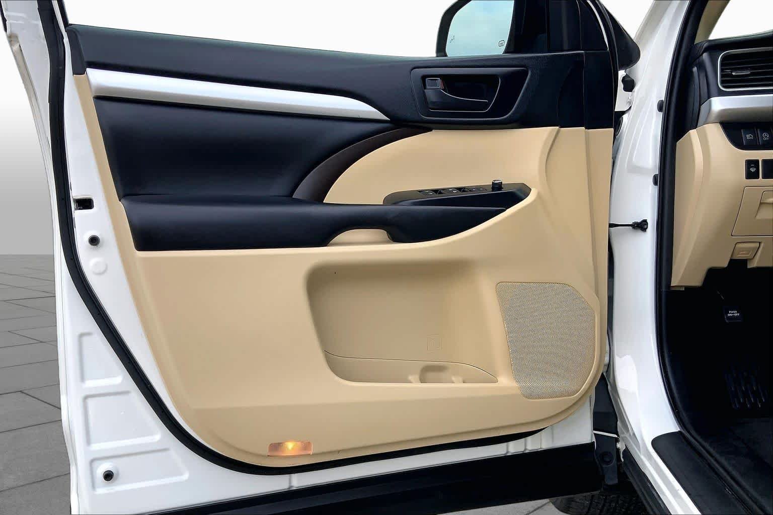 Used 2019 Blizzard Pearl Toyota LE image 21