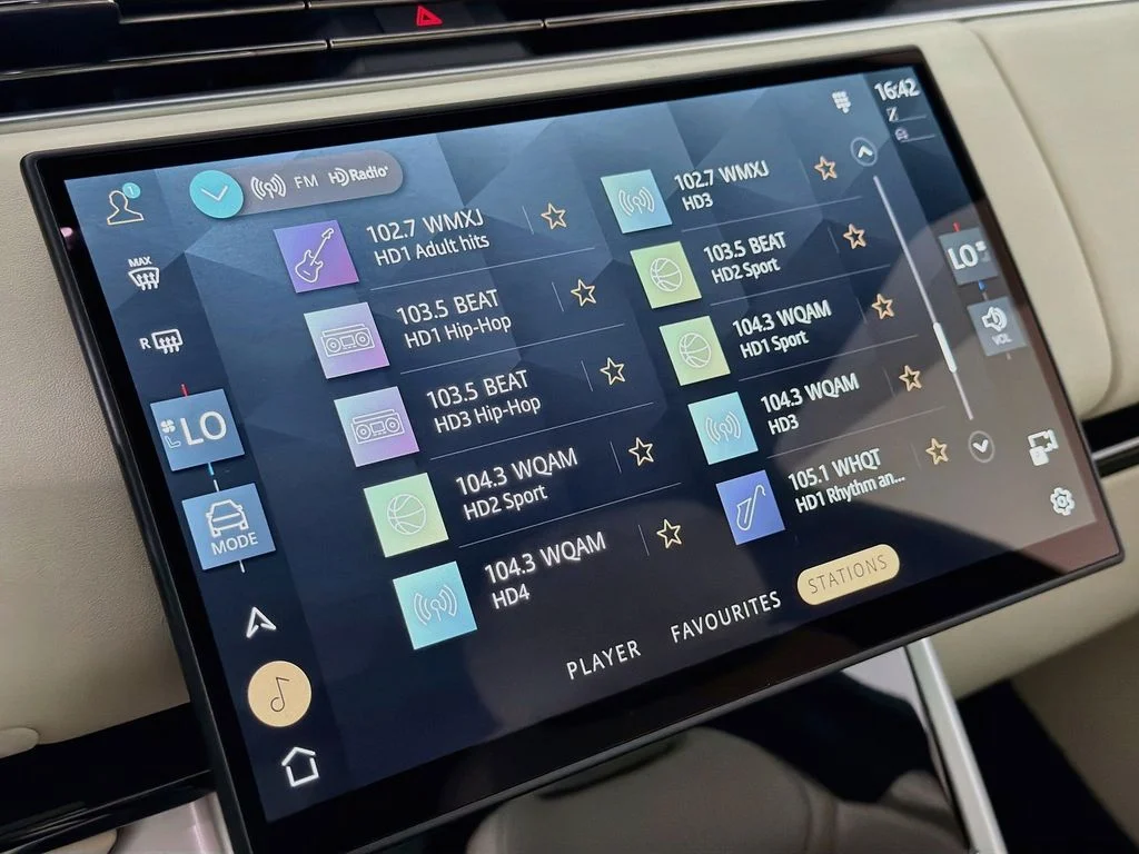 New 2026 Eiger Grey Land Rover SE image 15
