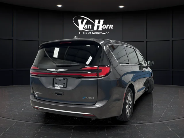 Used 2022 Crystal Metallic Chrysler Touring L image 6