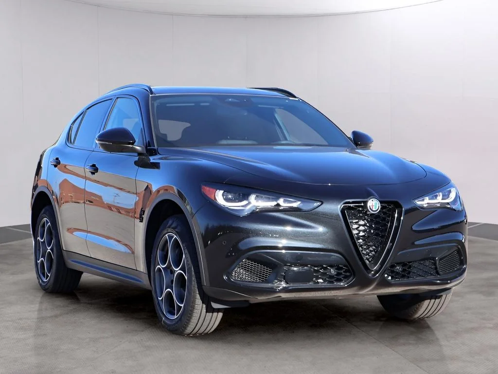 New 2025 Vulcano Black Metallic Alfa Romeo Base image 3