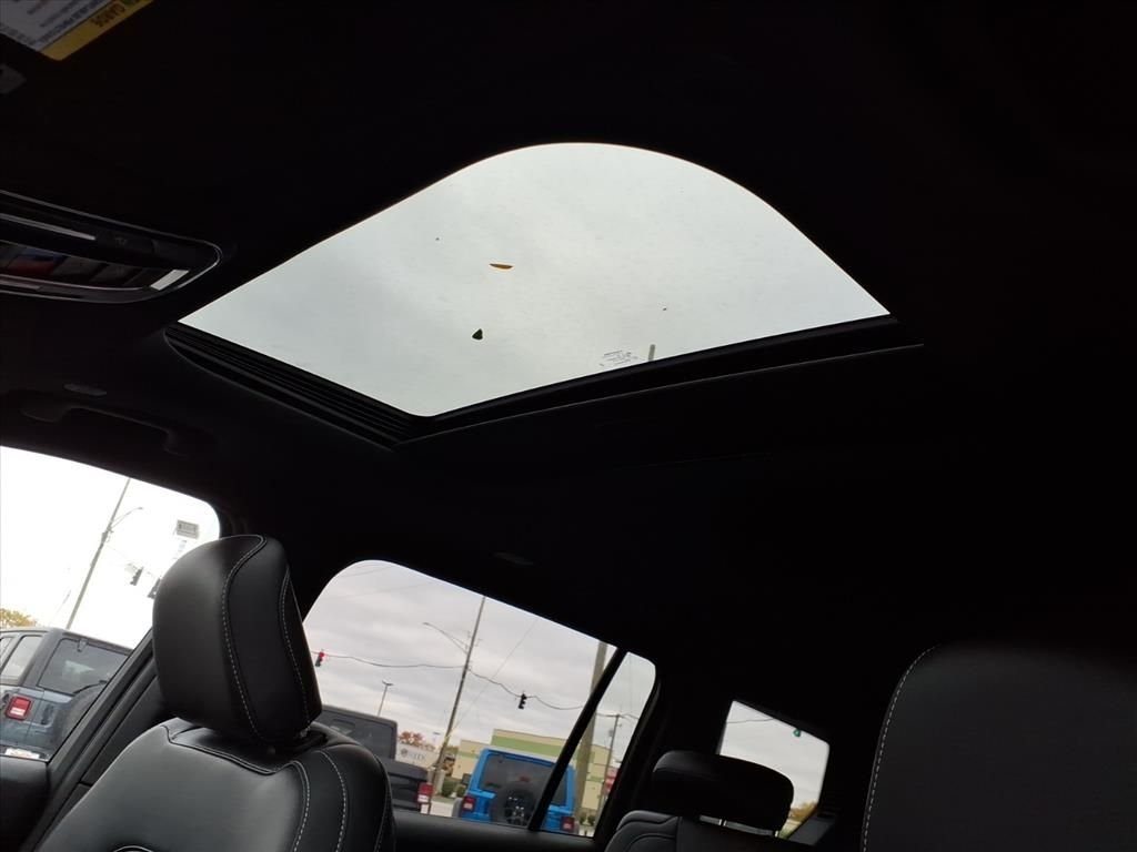 New 2025 Bright White Clear-Coat Exterior Paint Jeep Altitude X image 14