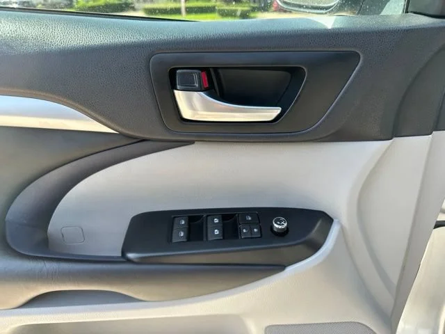 Used 2019 Silver Toyota XLE image 18