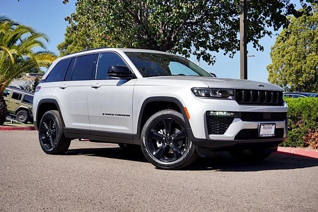 New 2026 Silver Zynith Exterior Paint Jeep Limited image 2