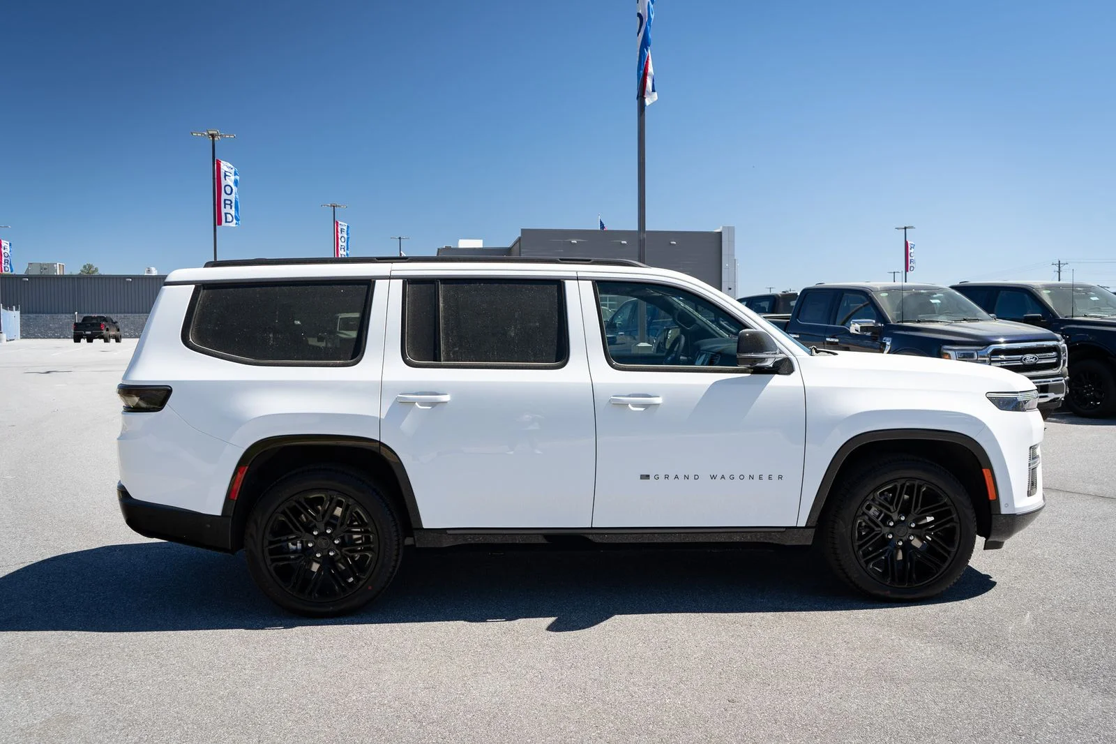 New 2026 Bright White Clear-Coat Exterior Paint Jeep Limited Reserve image 11