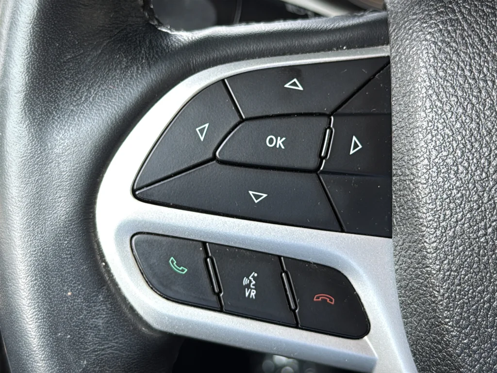 Used 2018 Gray Jeep Latitude Plus image 14