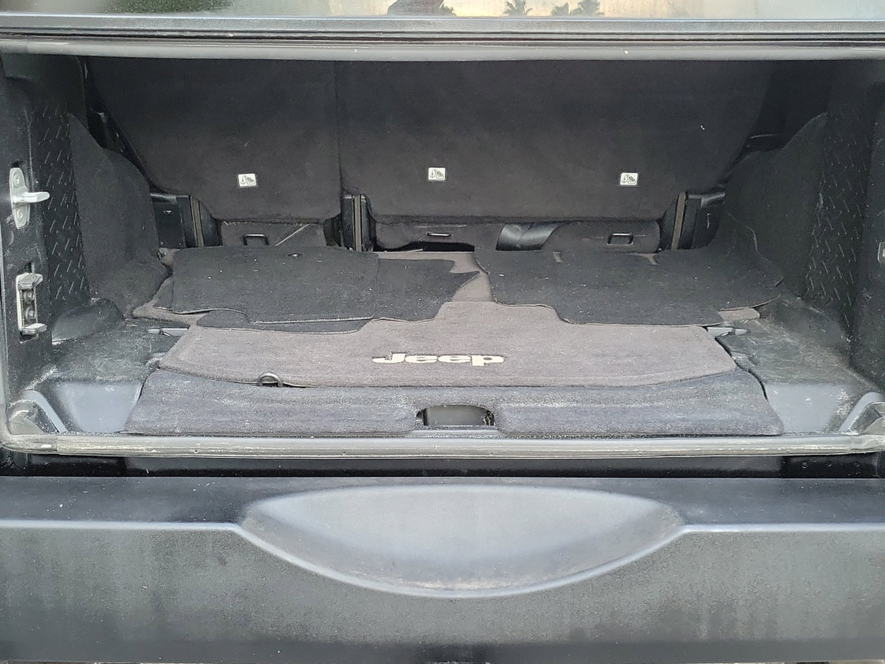 Used 2011 Black ClearCoat Jeep Unlimited Sport image 6
