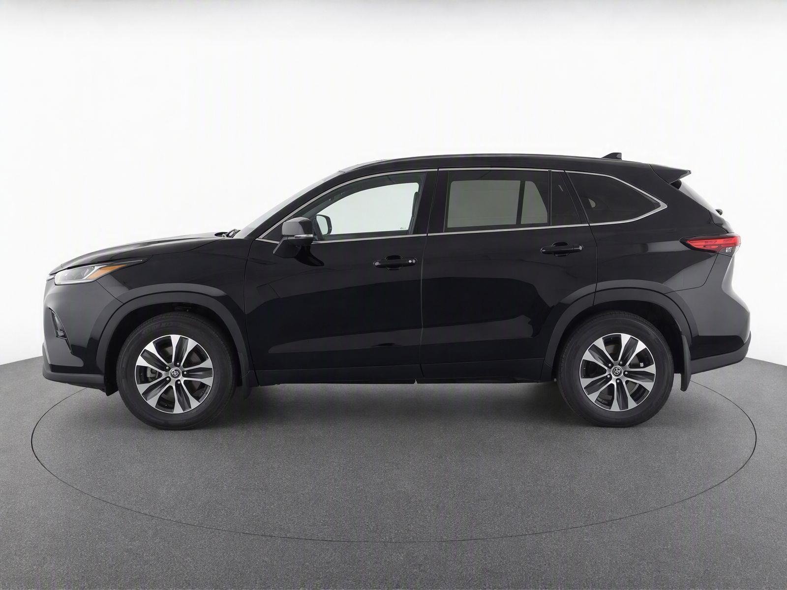 Used 2021 Midnight Black Metallic Toyota XLE image 13