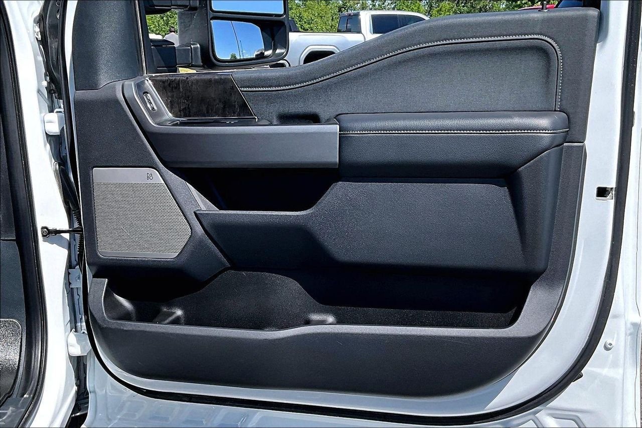 Used 2025 OXFORD WHITE Ford LARIAT image 30