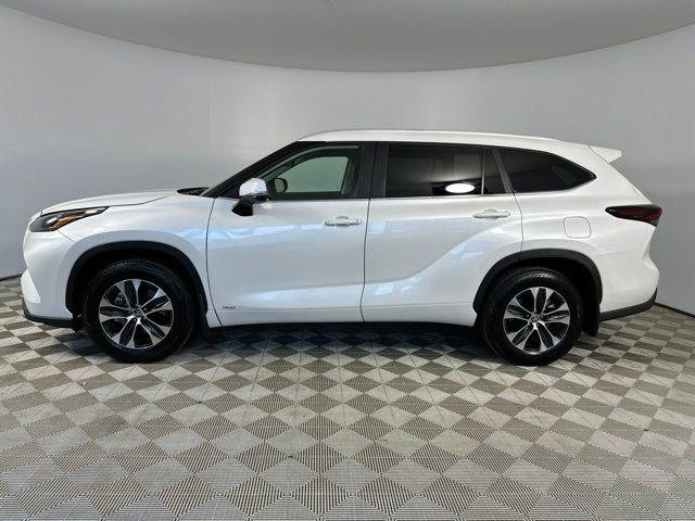 Certified Used 2026 WIND CHILL PEARL Toyota  image 10