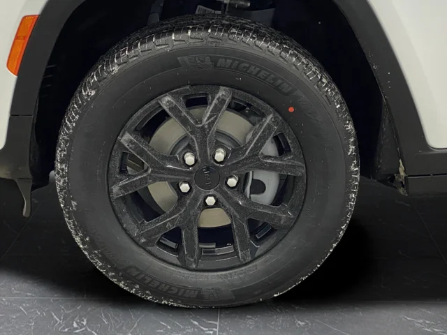 New 2026 Bright White Clear-Coat Exterior Paint Jeep Altitude image 38