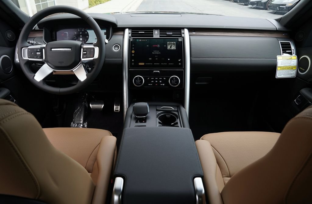 New 2026 Santorini Black Land Rover Dynamic SE image 9