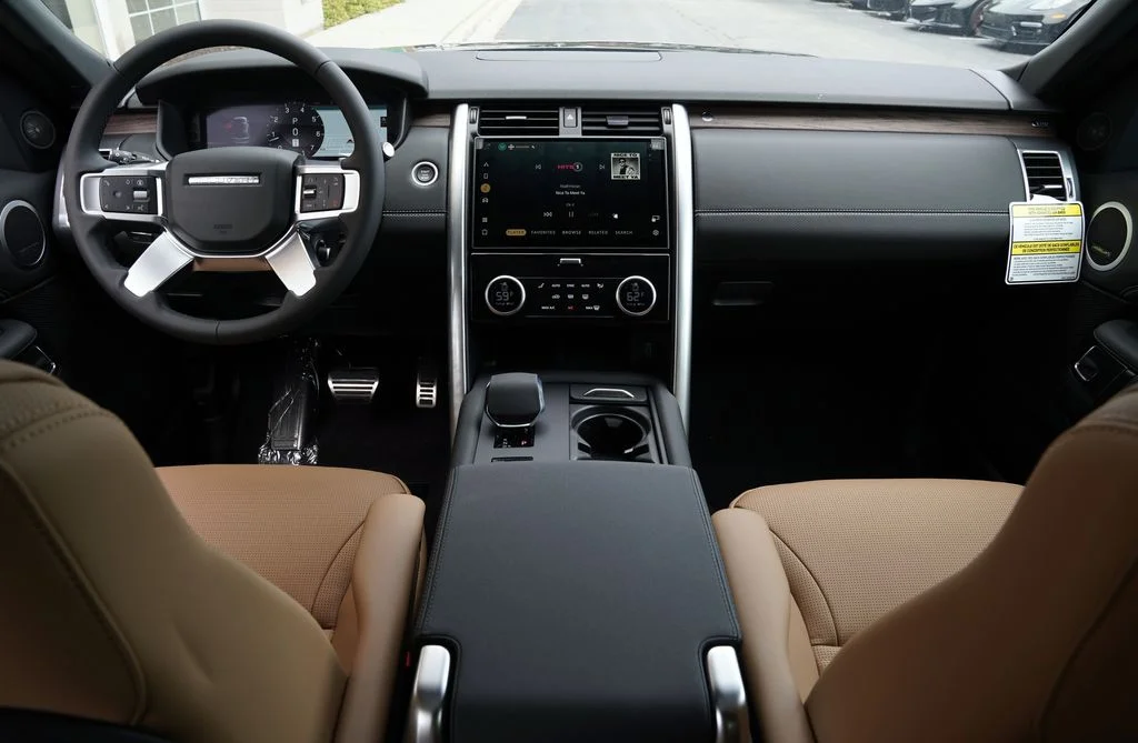 New 2026 Santorini Black Land Rover Dynamic SE image 9