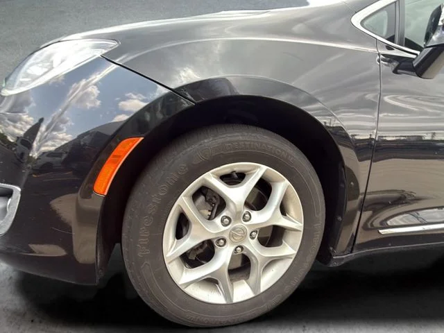 Used 2020 Black Chrysler Limited image 23