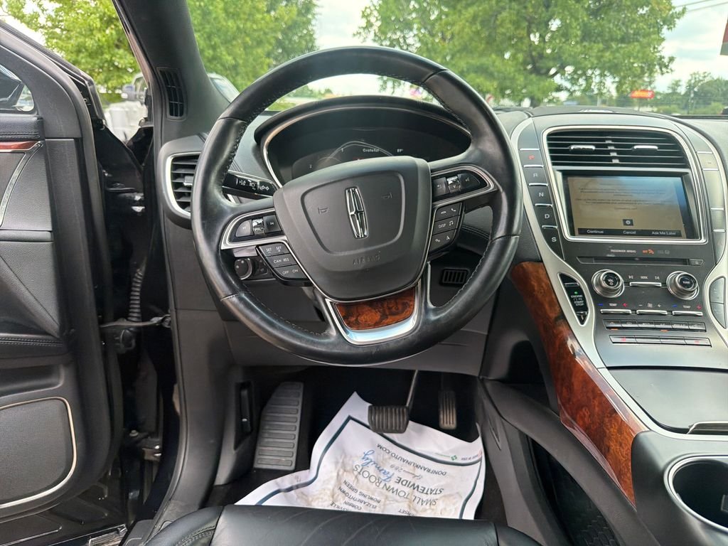 Used 2019 Black Lincoln Select image 16