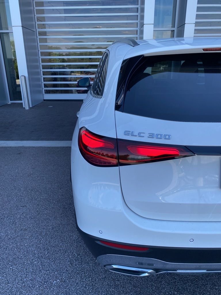 Certified Used 2025 Polar White Mercedes-Benz GLC 300 image 9