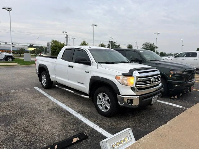 Used 2016 White Toyota SR5 image 1