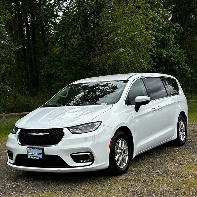 Used 2023 Bright White Clearcoat Chrysler Touring L image 4