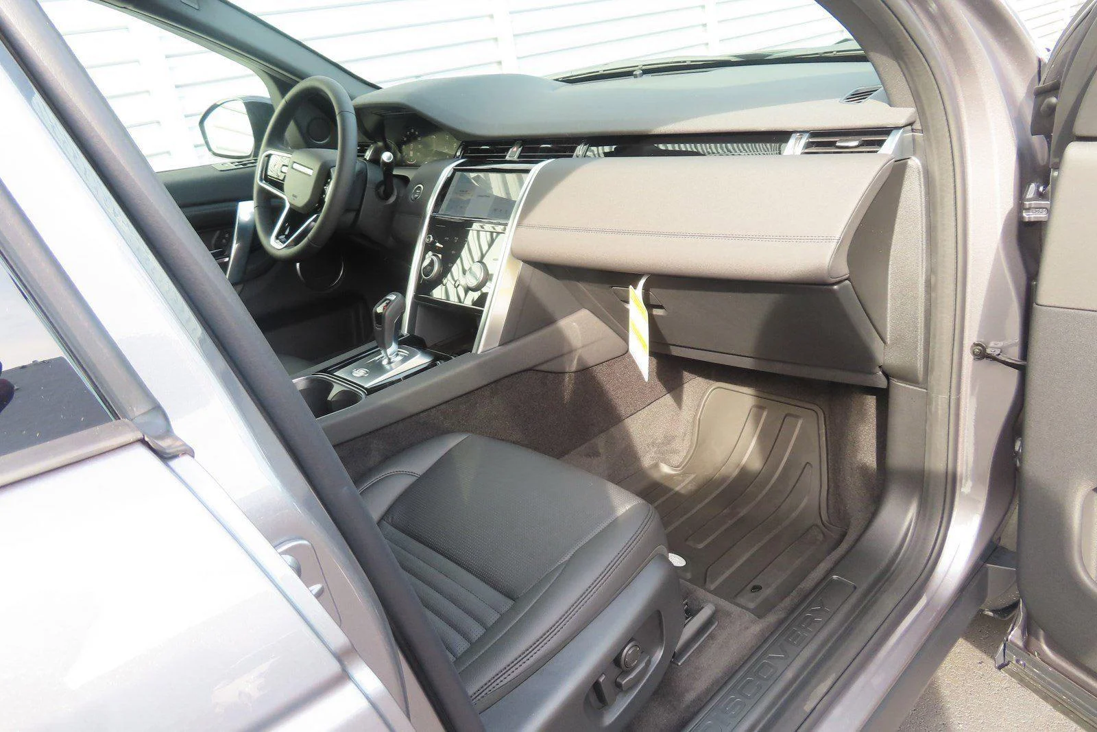 Used 2023 Eiger Grey Metallic Land Rover SE image 20