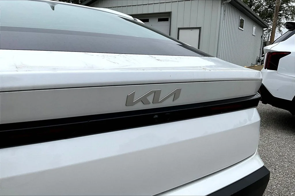 New 2026 Snow White Pearl Kia LXS image 9