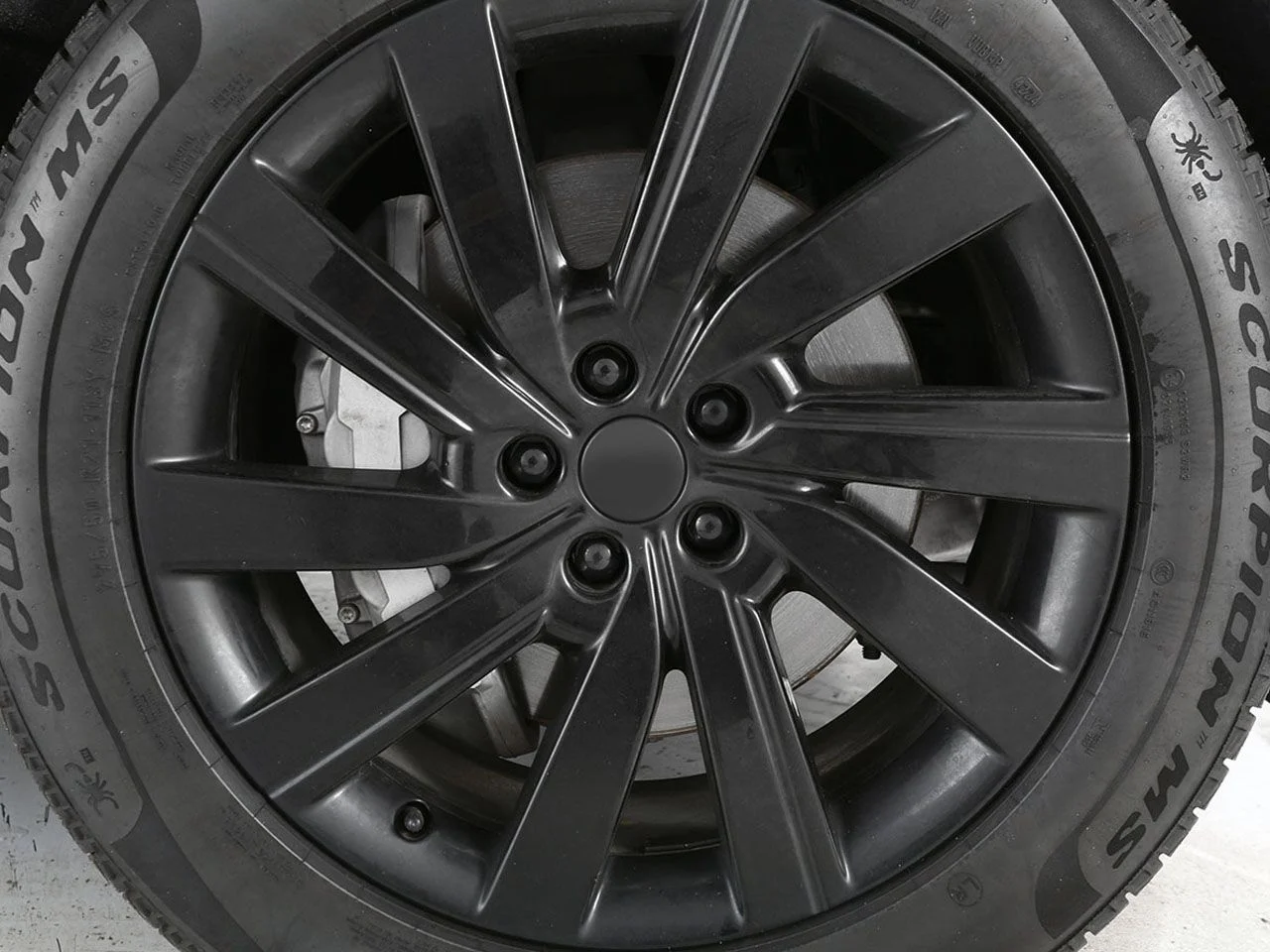 Used 2025 Gray Land Rover SE LWB image 6