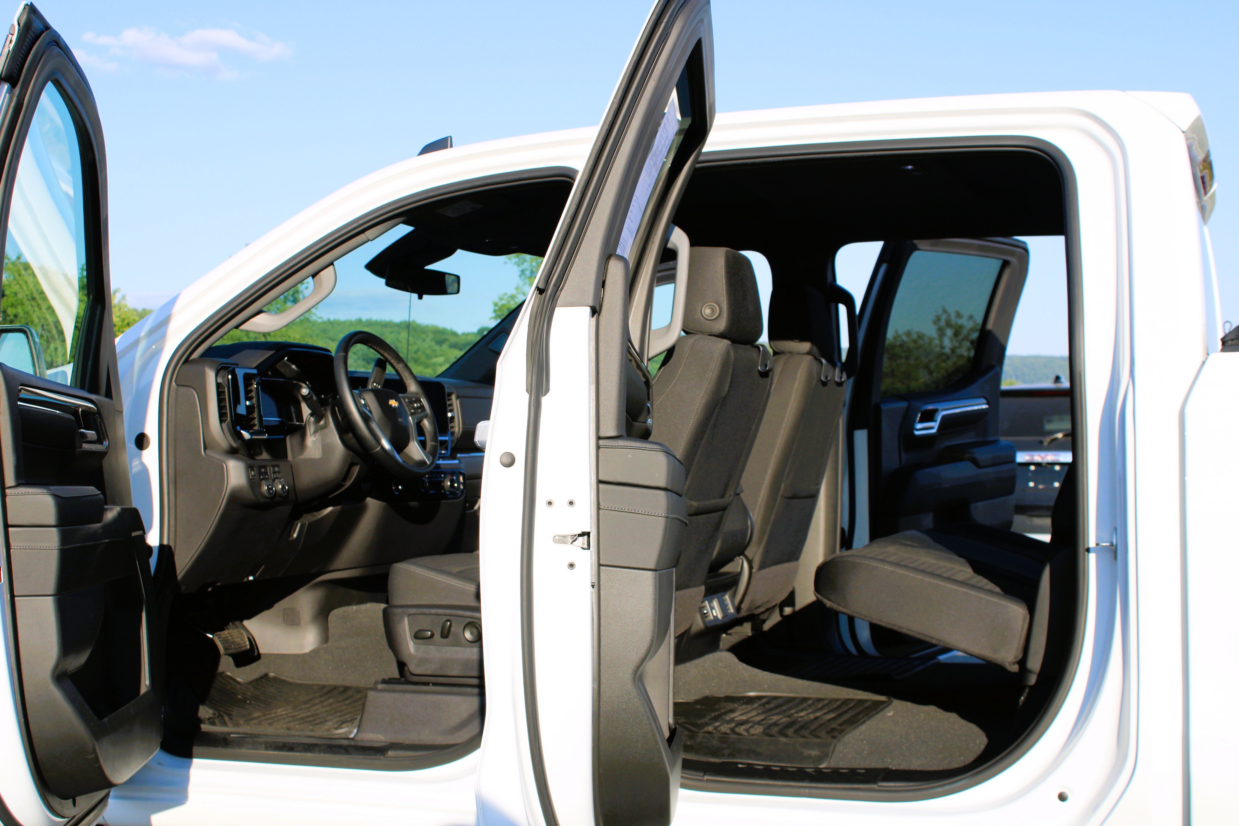 Used 2024 Summit White Chevrolet LT image 14