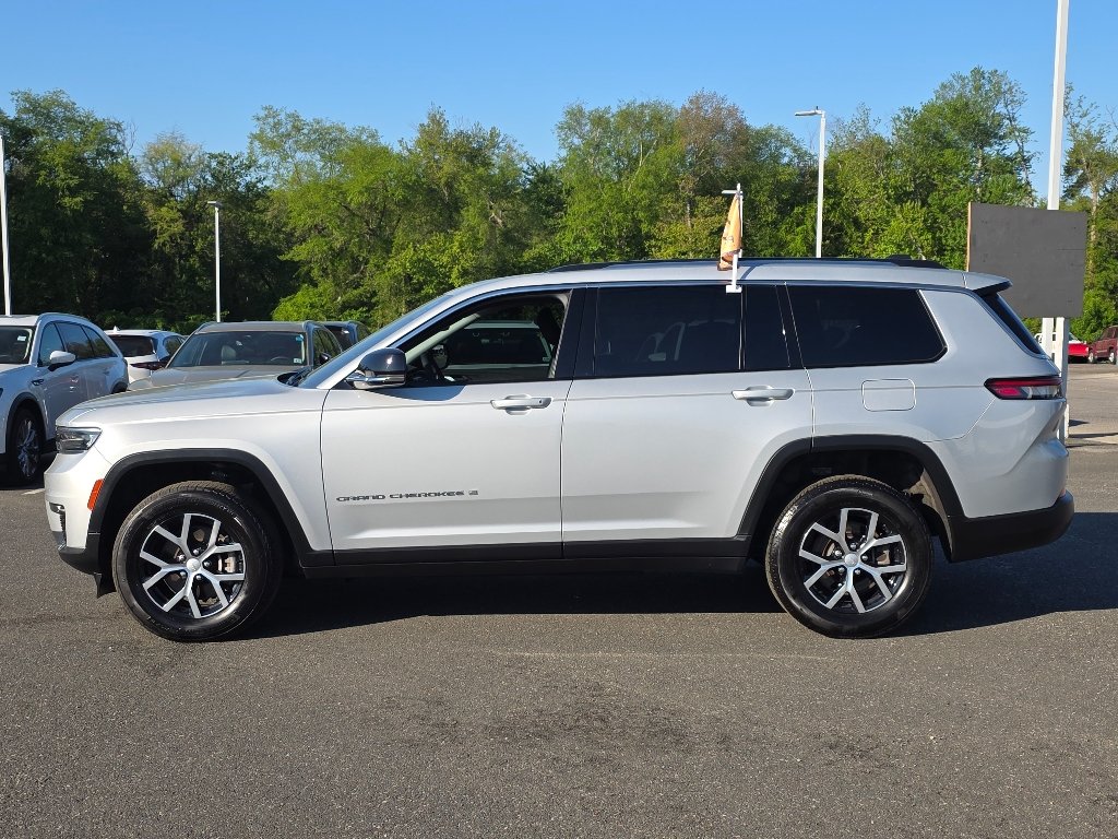 Used 2023 Silver Zynith Clear Coat Jeep Limited image 10