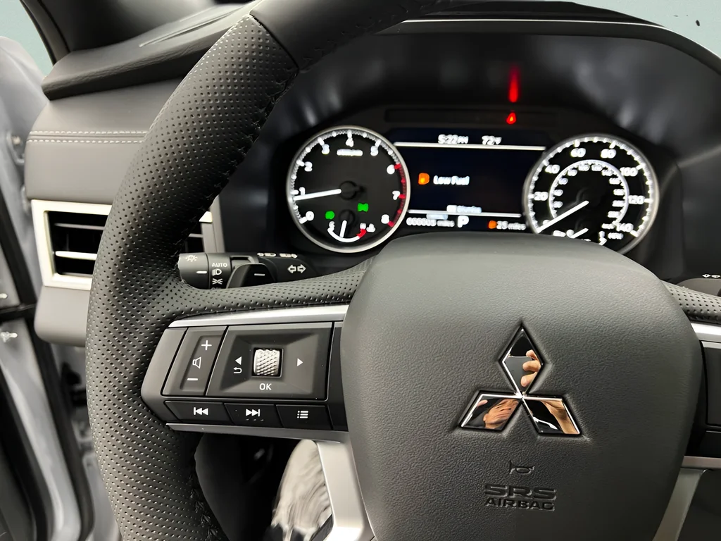 New 2026 White Diamond Mitsubishi LE image 23