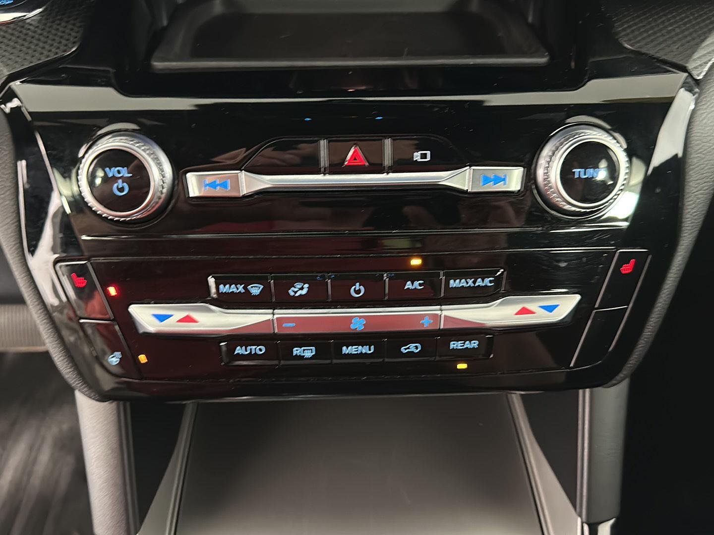 Used 2022 Star White Metallic Tri-Coat Ford ST-Line image 37
