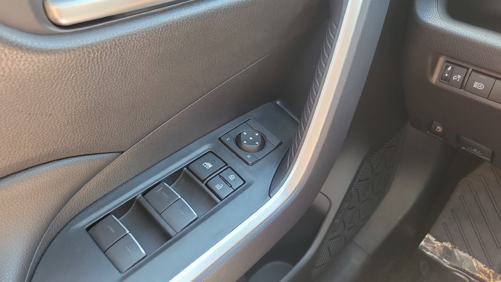 2025 Toyota RAV4 SE - Photo 19
