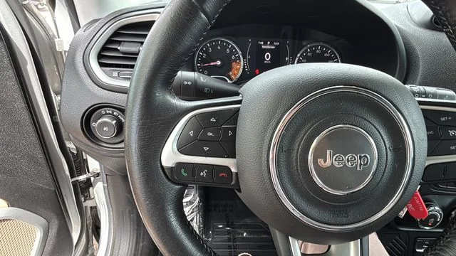 Used 2015 Silver Jeep Latitude image 22