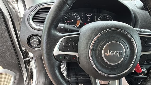 Used 2015 Silver Jeep Latitude image 22