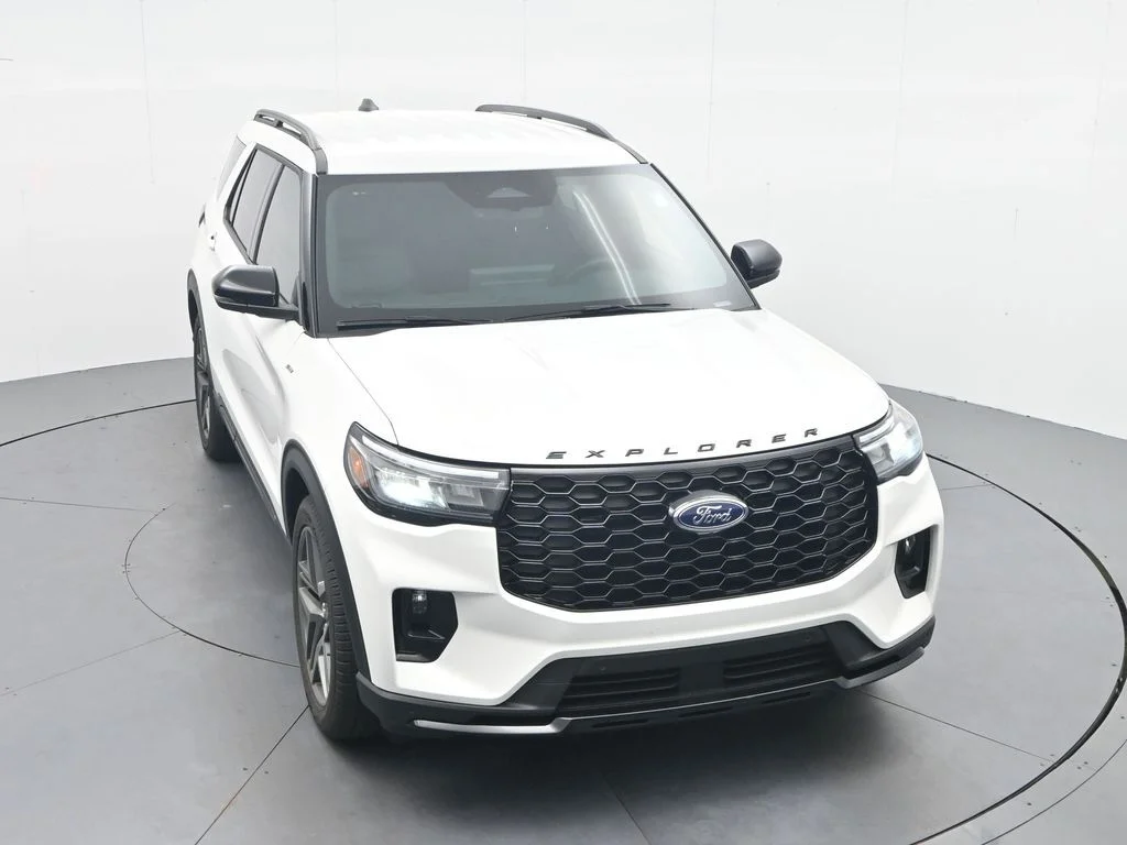 New 2026 Star White Metallic Tri-Coat Ford ST-Line image 26