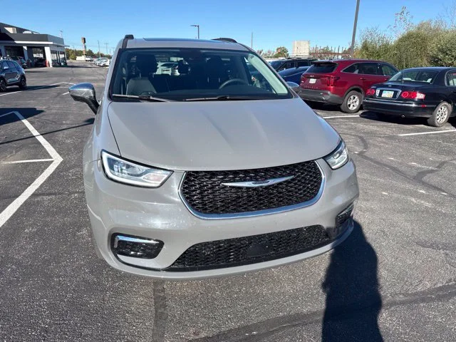 Used 2023 Ceramic Gray Clearcoat Chrysler Limited image 3