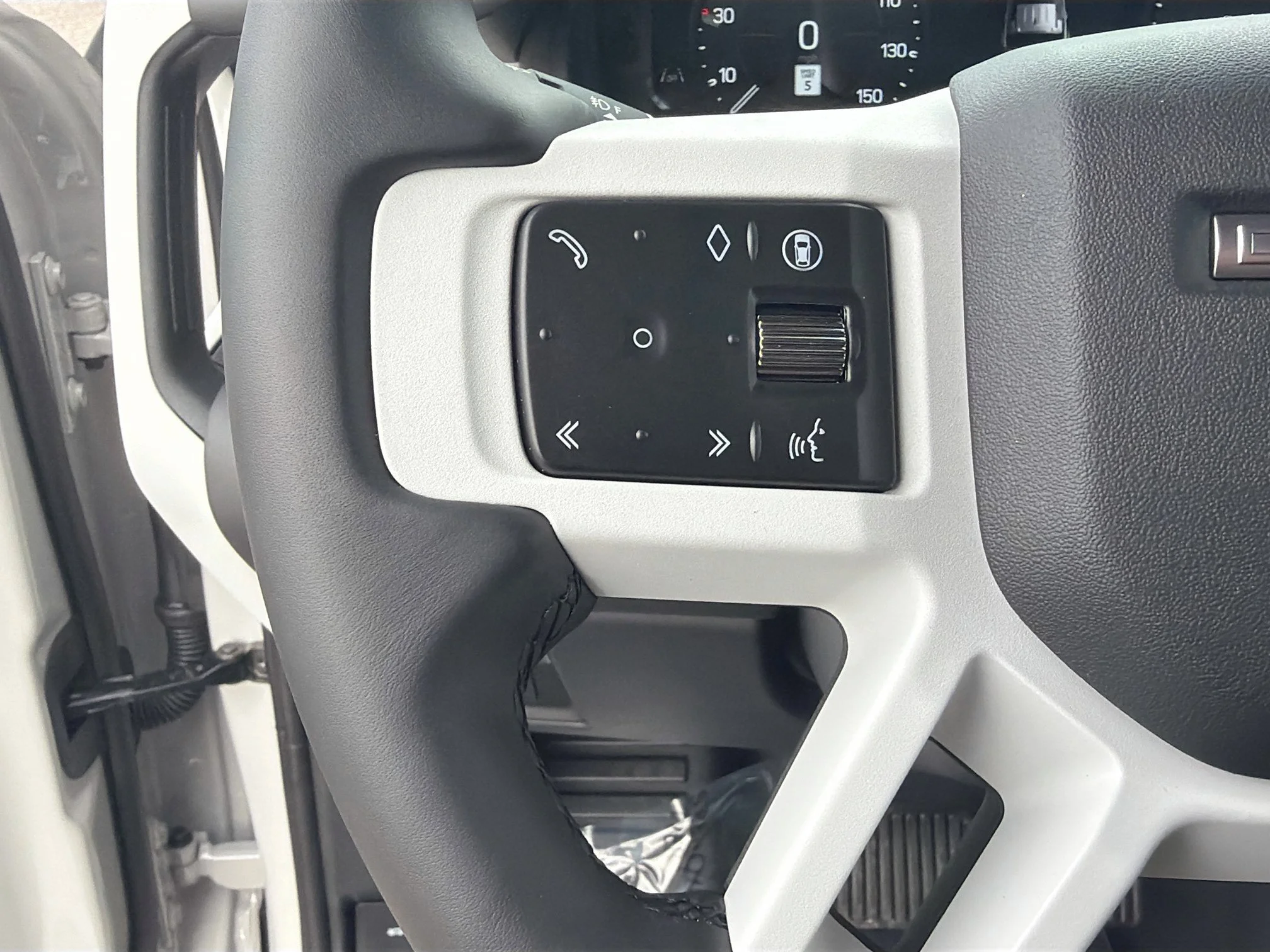 New 2026 Borasco Grey Metallic Land Rover X-Dynamic SE image 37
