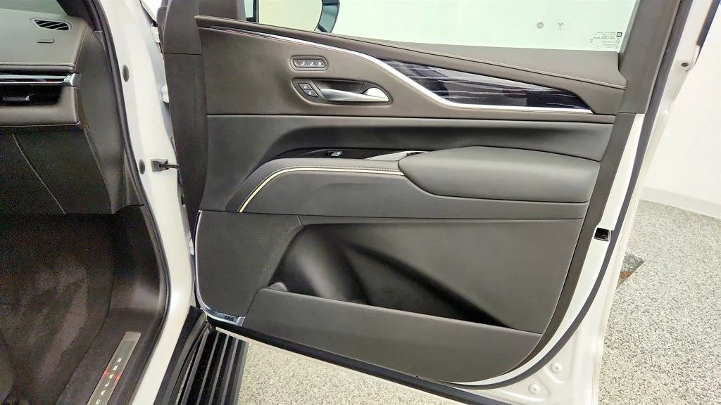 Used 2022 Crystal White Tricoat Cadillac Sport 4WD w/ Touring Pkg & Sport Performance Pkg image 29