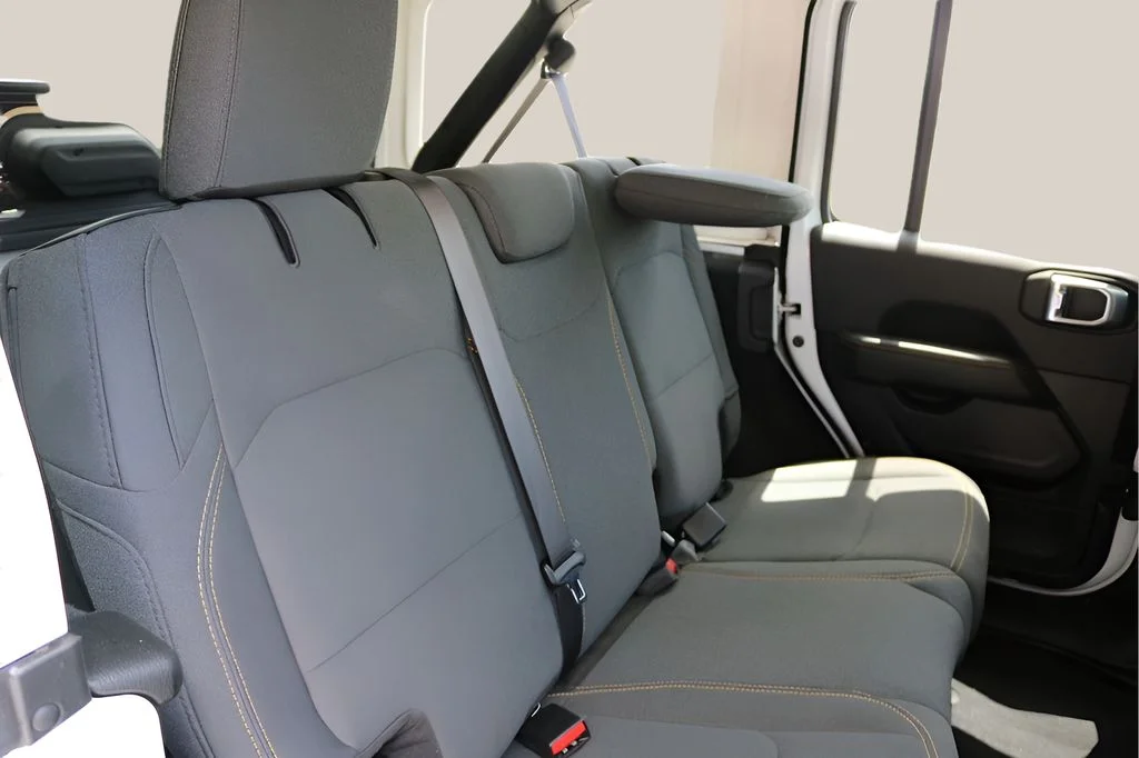 Used 2025 White Jeep Sahara image 17
