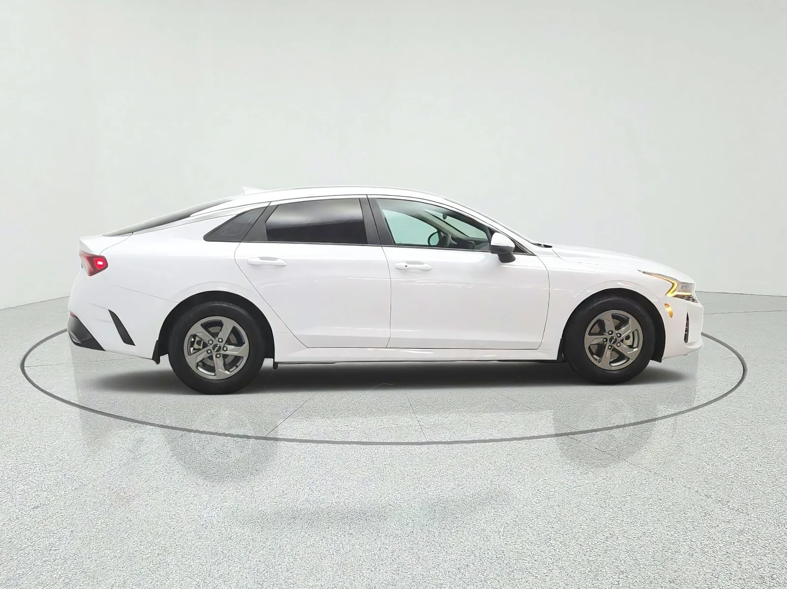 Used 2023 Glacial White Pearl Kia LXS image 4