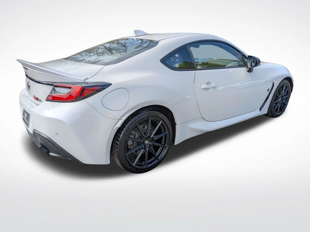 Used 2023  Toyota Premium image 3