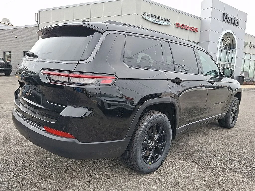 New 2026 Diamond Black Crystal Pearl-Coat Exterior Paint Jeep Altitude image 4