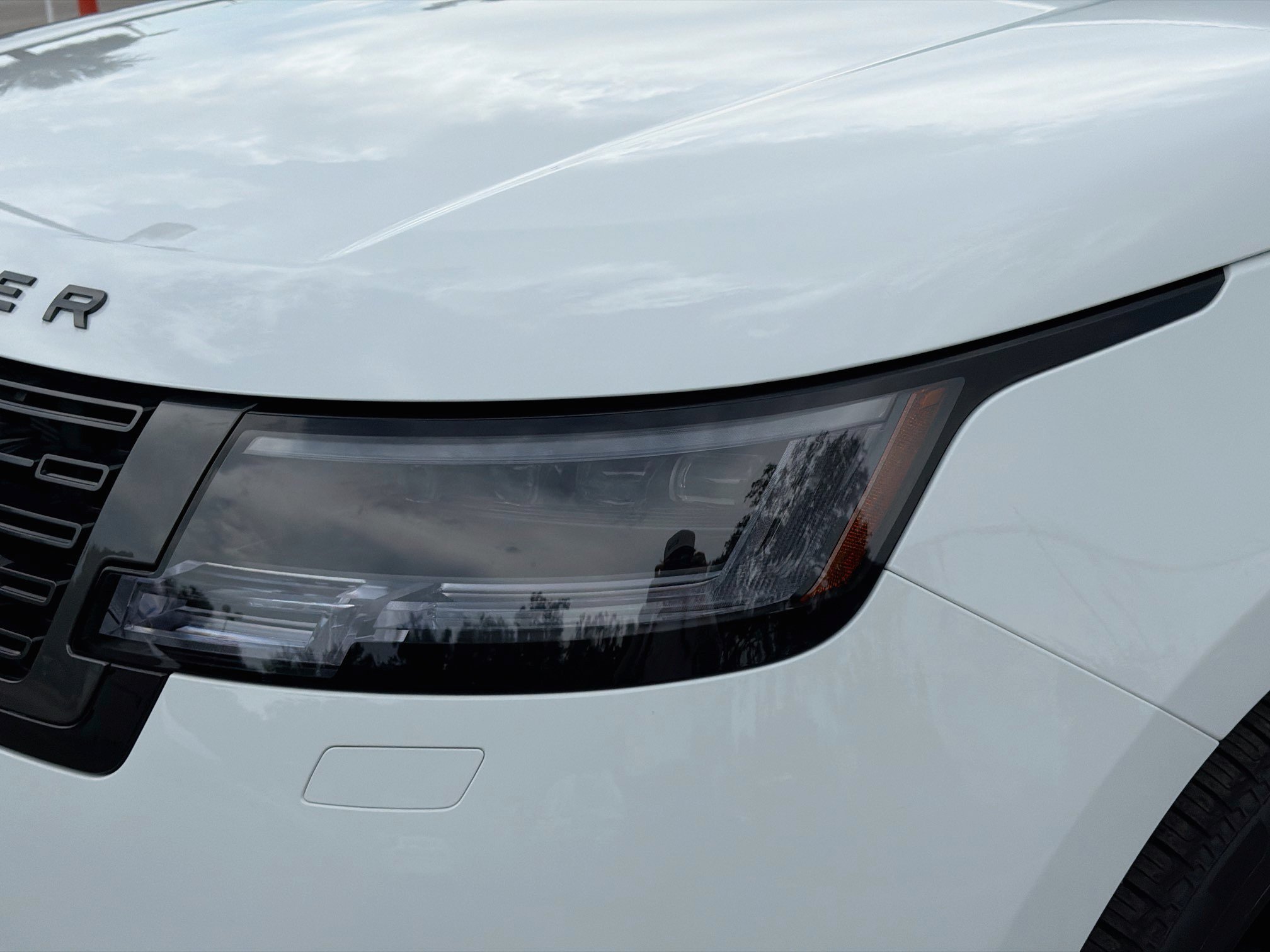 New 2026 Fuji White Land Rover SE image 9