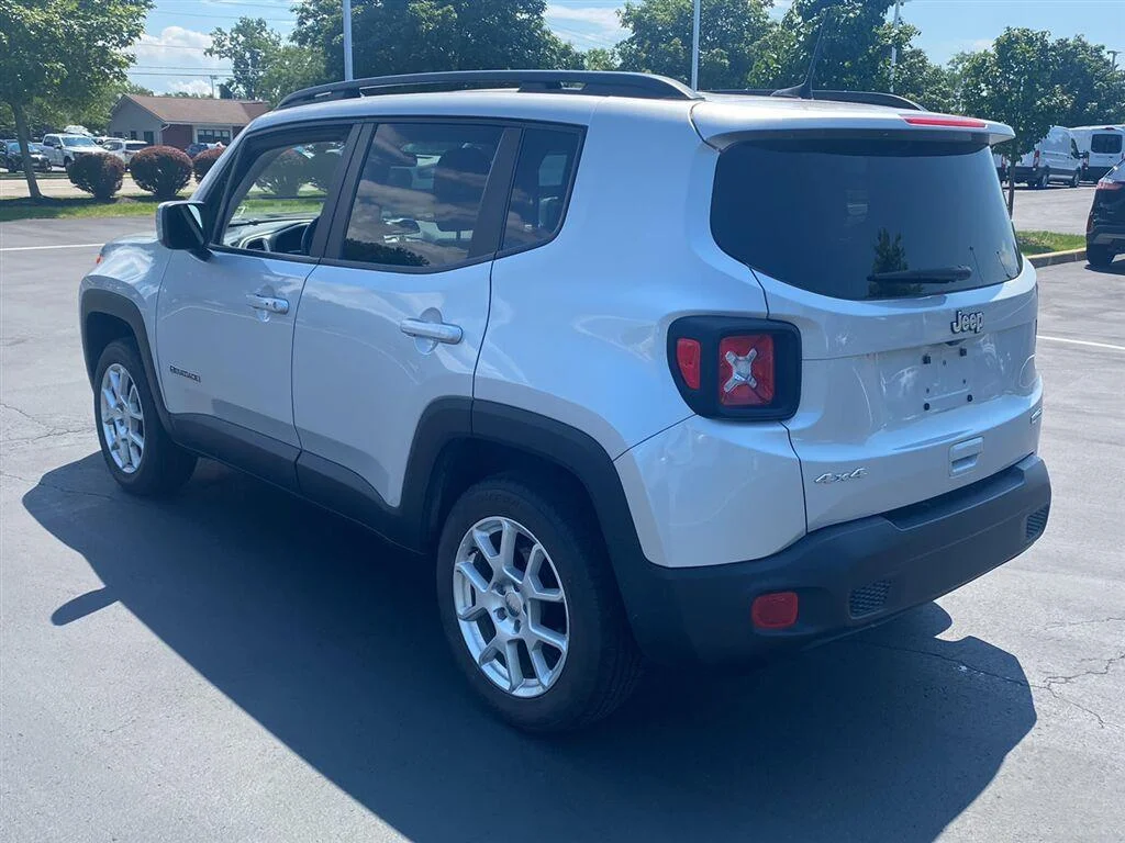 Used 2021 Glacier Metallic Jeep Latitude image 8