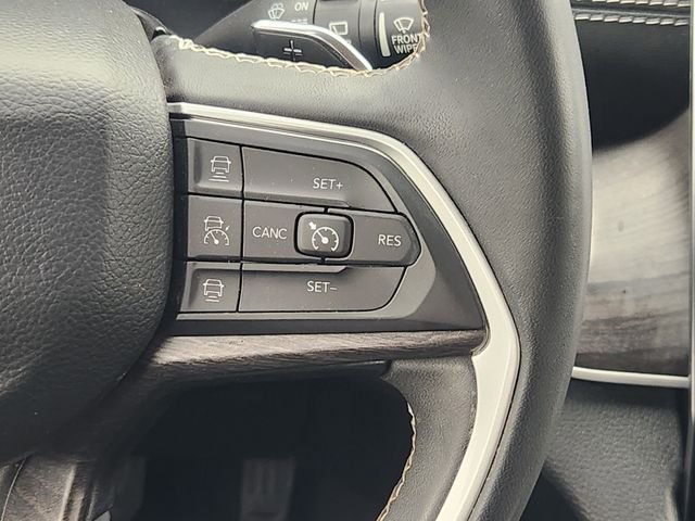 Used 2023 White/off-white Jeep Limited image 30